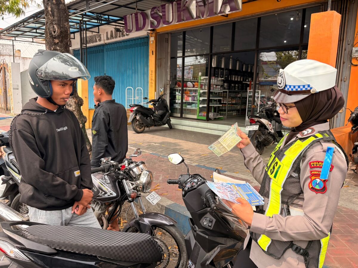 Wujudkan Kamseltibcarlantas, Satlantas Polresta Sumenep Gencar Bagi Brosur Ops Patuh di Kota Sumenep
