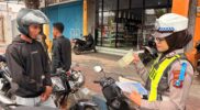Wujudkan Kamseltibcarlantas, Satlantas Polresta Sumenep Gencar Bagi Brosur Ops Patuh di Kota Sumenep