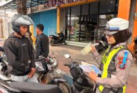 Wujudkan Kamseltibcarlantas, Satlantas Polresta Sumenep Gencar Bagi Brosur Ops Patuh di Kota Sumenep