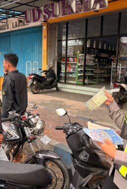 Wujudkan Kamseltibcarlantas, Satlantas Polresta Sumenep Gencar Bagi Brosur Ops Patuh di Kota Sumenep