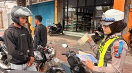 Wujudkan Kamseltibcarlantas, Satlantas Polresta Sumenep Gencar Bagi Brosur Ops Patuh di Kota Sumenep