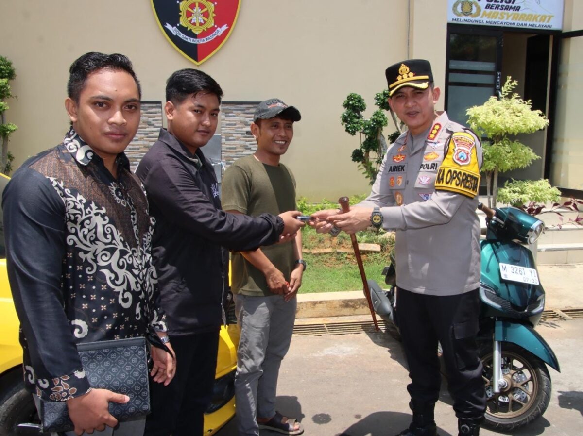 Komitmen Pelayanan Profesional dan Transparan, Kapolresta Sumenep Kombes Pol Ariek Indra Sentanu Serahkan Pinjam Pakai Kendaraan BB Penipuan Rental ke Pemilik
