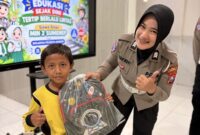 Hadiah Tas untuk Si Pintar Lalin, Cara Unik Satlantas Sumenep Dekatkan Polri ke Anak