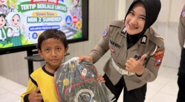 Hadiah Tas untuk Si Pintar Lalin, Cara Unik Satlantas Sumenep Dekatkan Polri ke Anak
