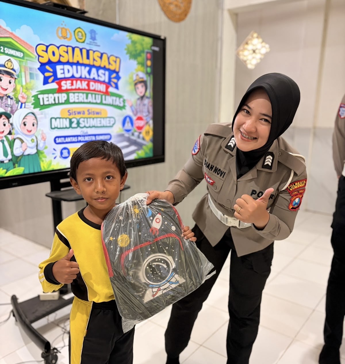 Hadiah Tas untuk Si Pintar Lalin, Cara Unik Satlantas Sumenep Dekatkan Polri ke Anak