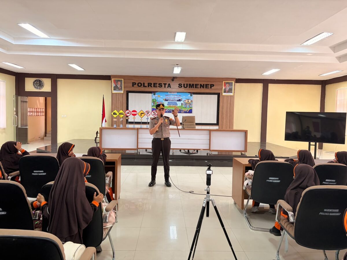 Kombes Ariek Indra Sentanu Berbagi Inspirasi dan Tas untuk Pelajar Cerdas Lalin