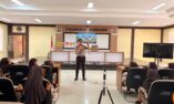 Kombes Ariek Indra Sentanu Berbagi Inspirasi dan Tas untuk Pelajar Cerdas Lalin