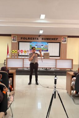 Kombes Ariek Indra Sentanu Berbagi Inspirasi dan Tas untuk Pelajar Cerdas Lalin