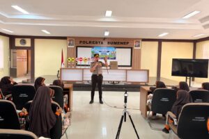 Kombes Ariek Indra Sentanu Berbagi Inspirasi dan Tas untuk Pelajar Cerdas Lalin