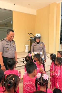 Kasat Lantas Polresta Sumenep Pimpin Edukasi Lalu Lintas di Mapolresta, Siswa Berprestasi Dapat Apresiasi