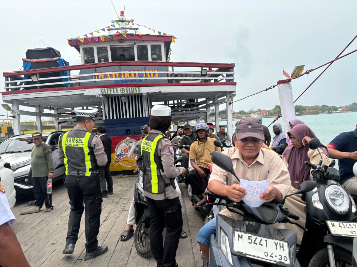 Anggota Kamsel Satlantas Polresta Sumenep Edukasi Pengendara di Kapal Penyeberangan Kalianget Dalam Rangka Ops Patuh 2026