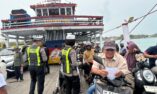 Anggota Kamsel Satlantas Polresta Sumenep Edukasi Pengendara di Kapal Penyeberangan Kalianget Dalam Rangka Ops Patuh 2026
