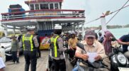 Anggota Kamsel Satlantas Polresta Sumenep Edukasi Pengendara di Kapal Penyeberangan Kalianget Dalam Rangka Ops Patuh 2026