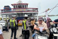 Anggota Kamsel Satlantas Polresta Sumenep Edukasi Pengendara di Kapal Penyeberangan Kalianget Dalam Rangka Ops Patuh 2026