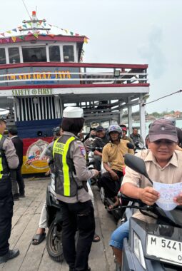 Anggota Kamsel Satlantas Polresta Sumenep Edukasi Pengendara di Kapal Penyeberangan Kalianget Dalam Rangka Ops Patuh 2026