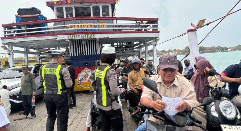 Anggota Kamsel Satlantas Polresta Sumenep Edukasi Pengendara di Kapal Penyeberangan Kalianget Dalam Rangka Ops Patuh 2026